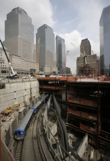Vlak projíždějící stavbou na Ground Zero.